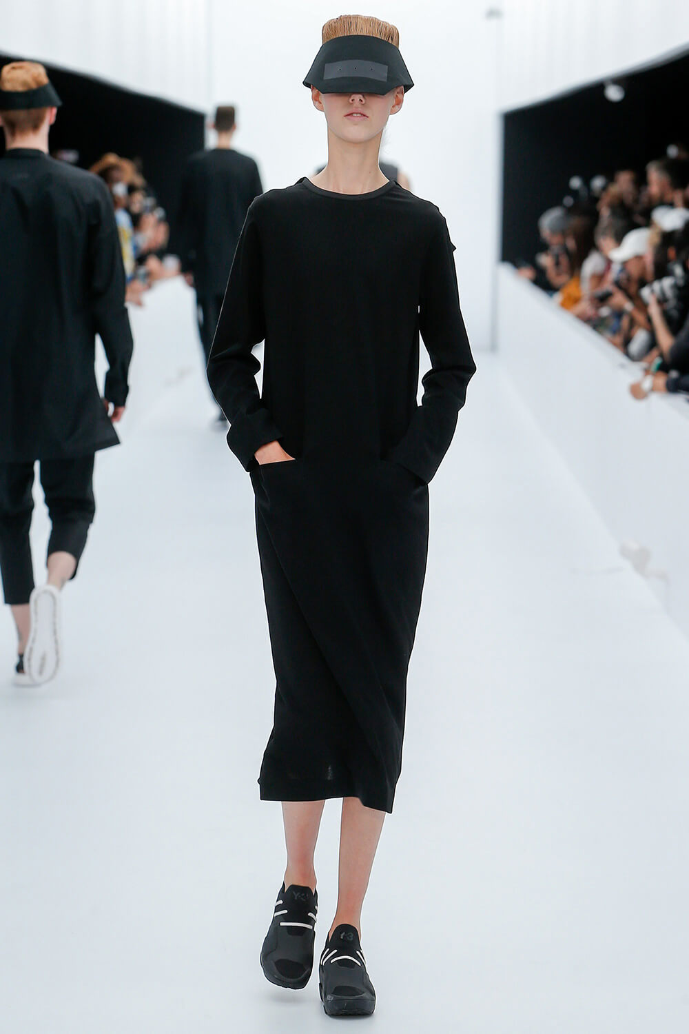 Y-3 SS17 컬렉션 런어웨이 (Y-3 SS17 Runaway) 10