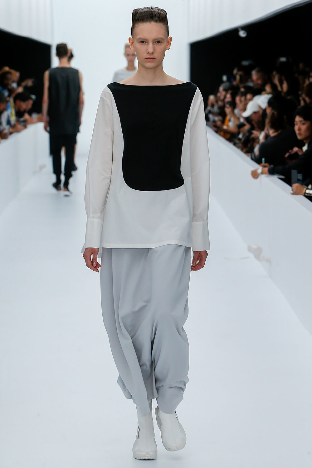 Y-3 SS17 컬렉션 런어웨이 (Y-3 SS17 Runaway) 13