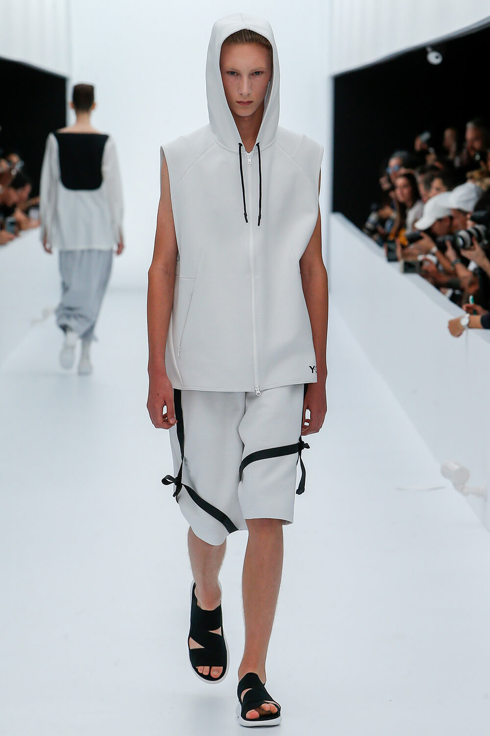 Y-3 SS17 컬렉션 런어웨이 (Y-3 SS17 Runaway) 15