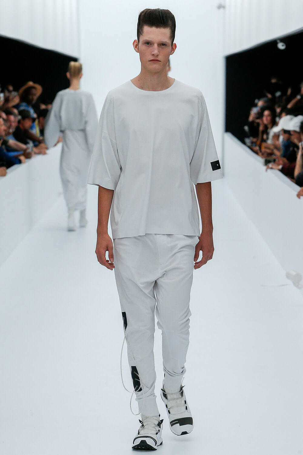 Y-3 SS17 컬렉션 런어웨이 (Y-3 SS17 Runaway) 16