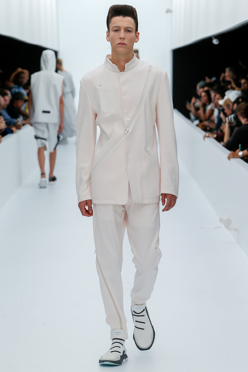 Y-3 SS17 컬렉션 런어웨이 (Y-3 SS17 Runaway) 17