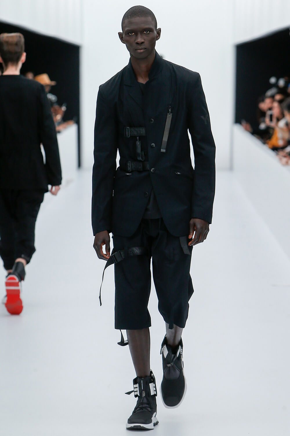 Y-3 SS17 컬렉션 런어웨이 (Y-3 SS17 Runaway) 2