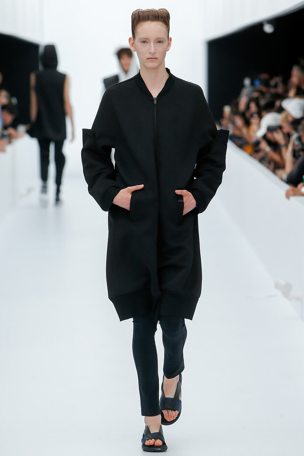 Y-3 SS17 컬렉션 런어웨이 (Y-3 SS17 Runaway) 23