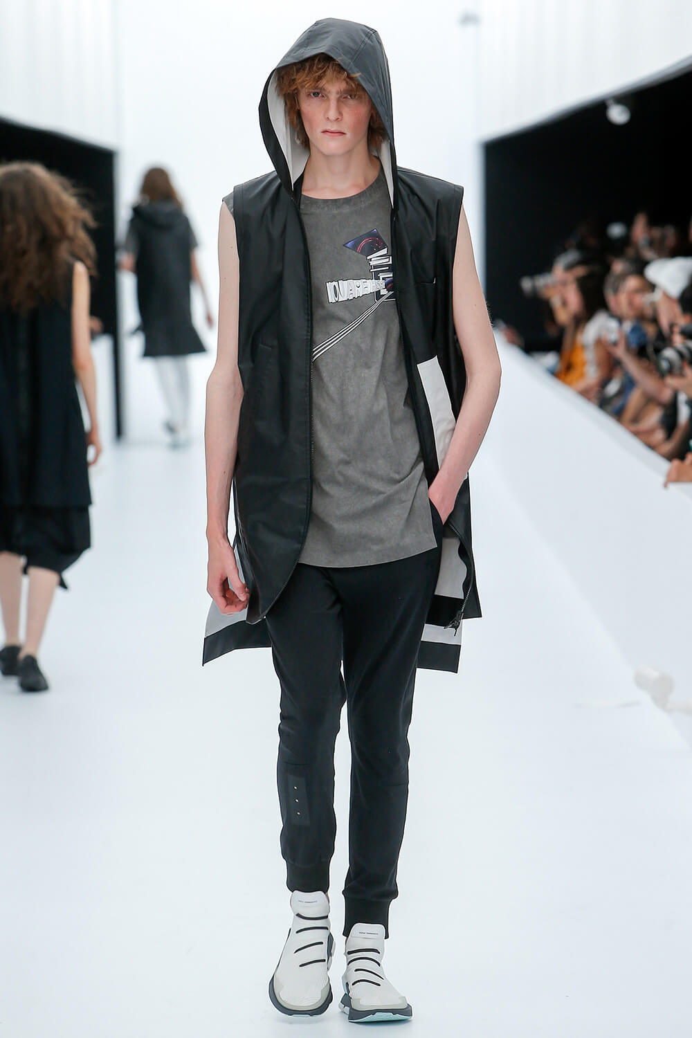 Y-3 SS17 컬렉션 런어웨이 (Y-3 SS17 Runaway) 28