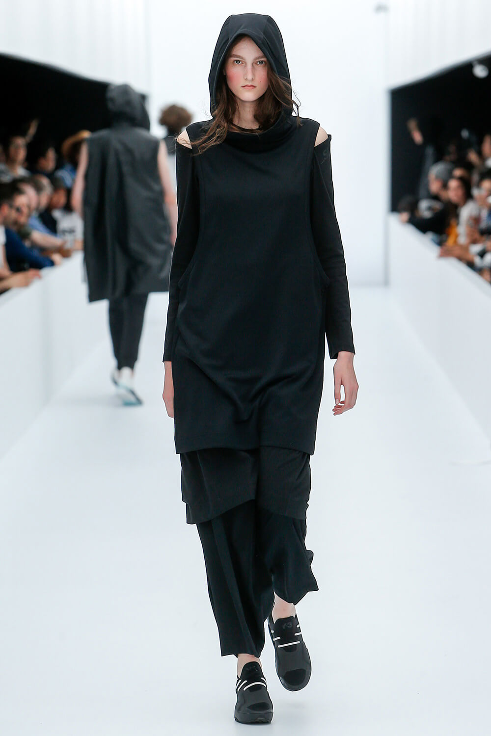 Y-3 SS17 컬렉션 런어웨이 (Y-3 SS17 Runaway) 29