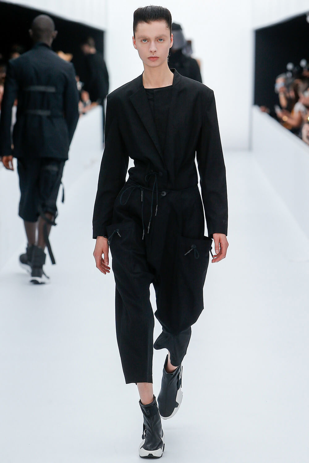 Y-3 SS17 컬렉션 런어웨이 (Y-3 SS17 Runaway) 3