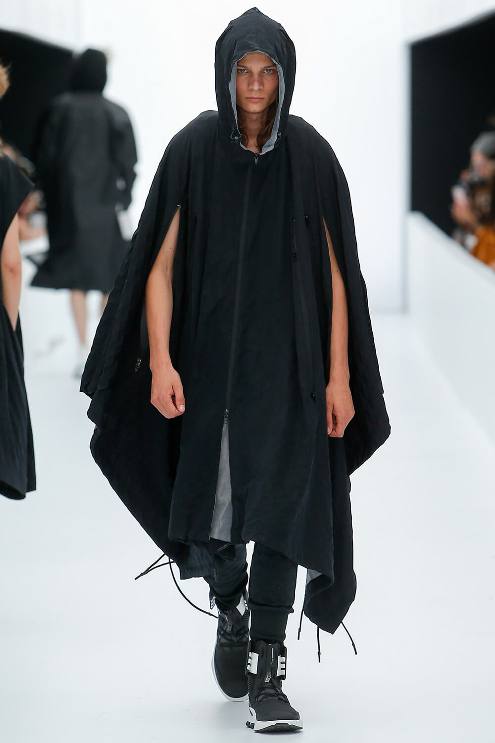 Y-3 SS17 컬렉션 런어웨이 (Y-3 SS17 Runaway) 34