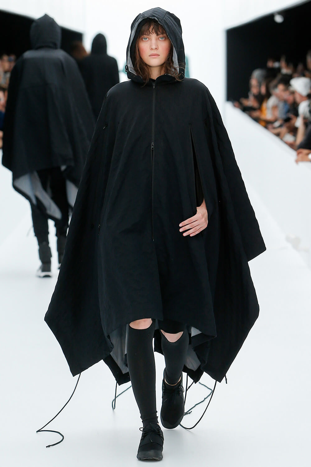 Y-3 SS17 컬렉션 런어웨이 (Y-3 SS17 Runaway) 35