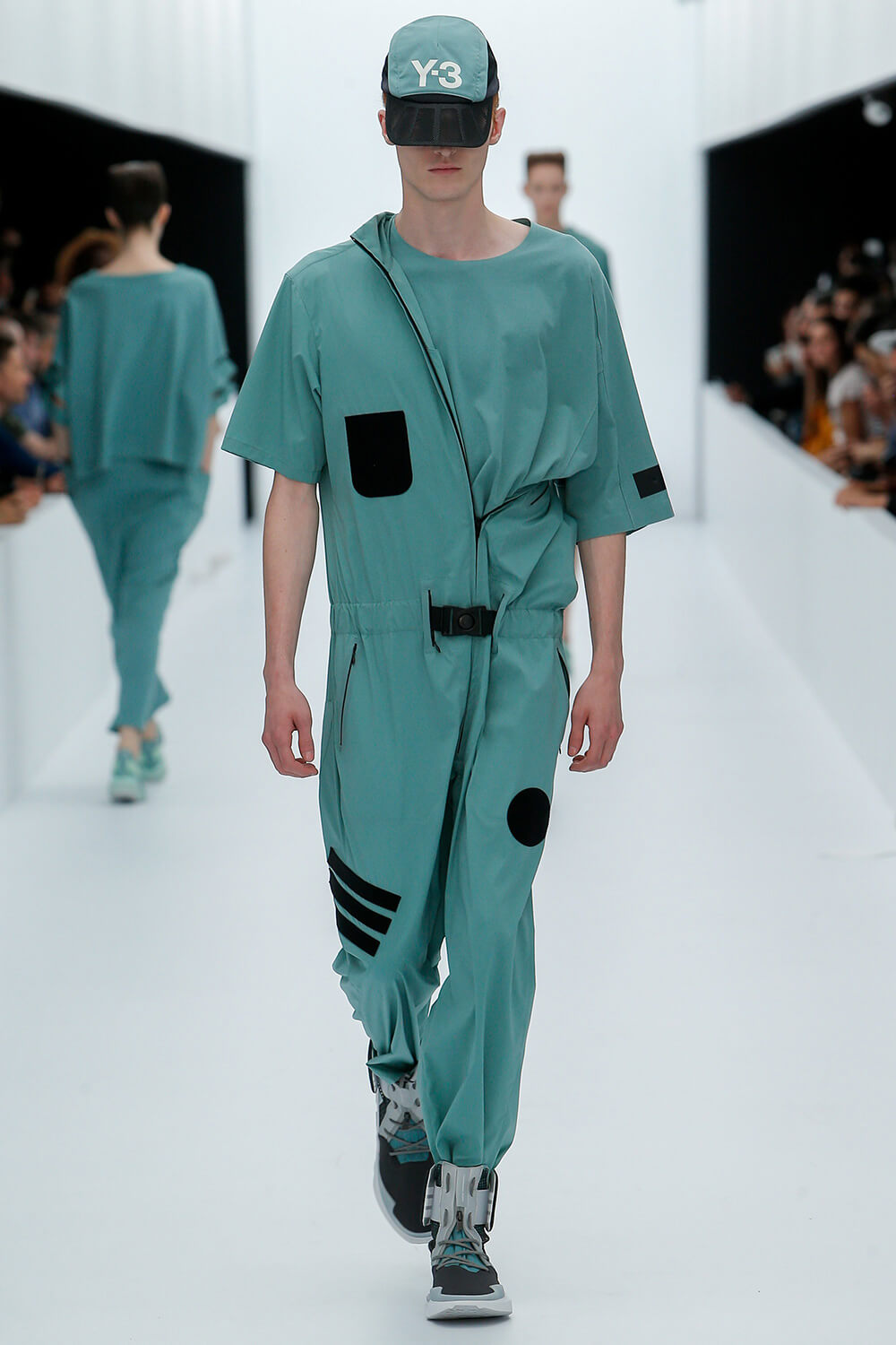 Y-3 SS17 컬렉션 런어웨이 (Y-3 SS17 Runaway) 40