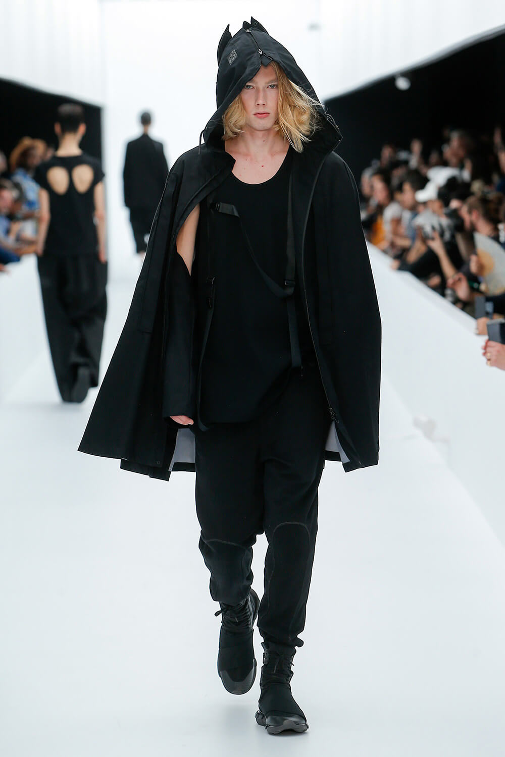 Y-3 SS17 컬렉션 런어웨이 (Y-3 SS17 Runaway) 46