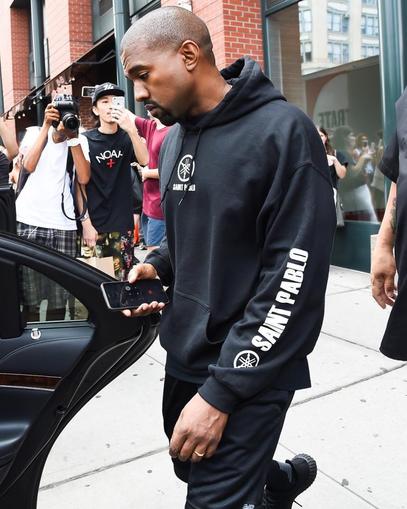 칸예 웨스트, 이지 부스트 350 2.0 블랙 & 레드 노출 3 kanyewest_yeezyboost350_2.0-3