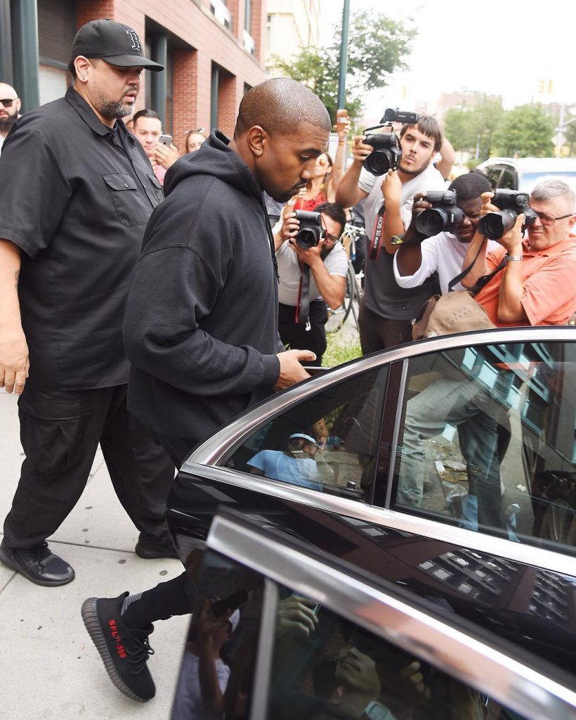 칸예 웨스트, 이지 부스트 350 2.0 블랙 & 레드 노출 4 kanyewest_yeezyboost350_2.0-4