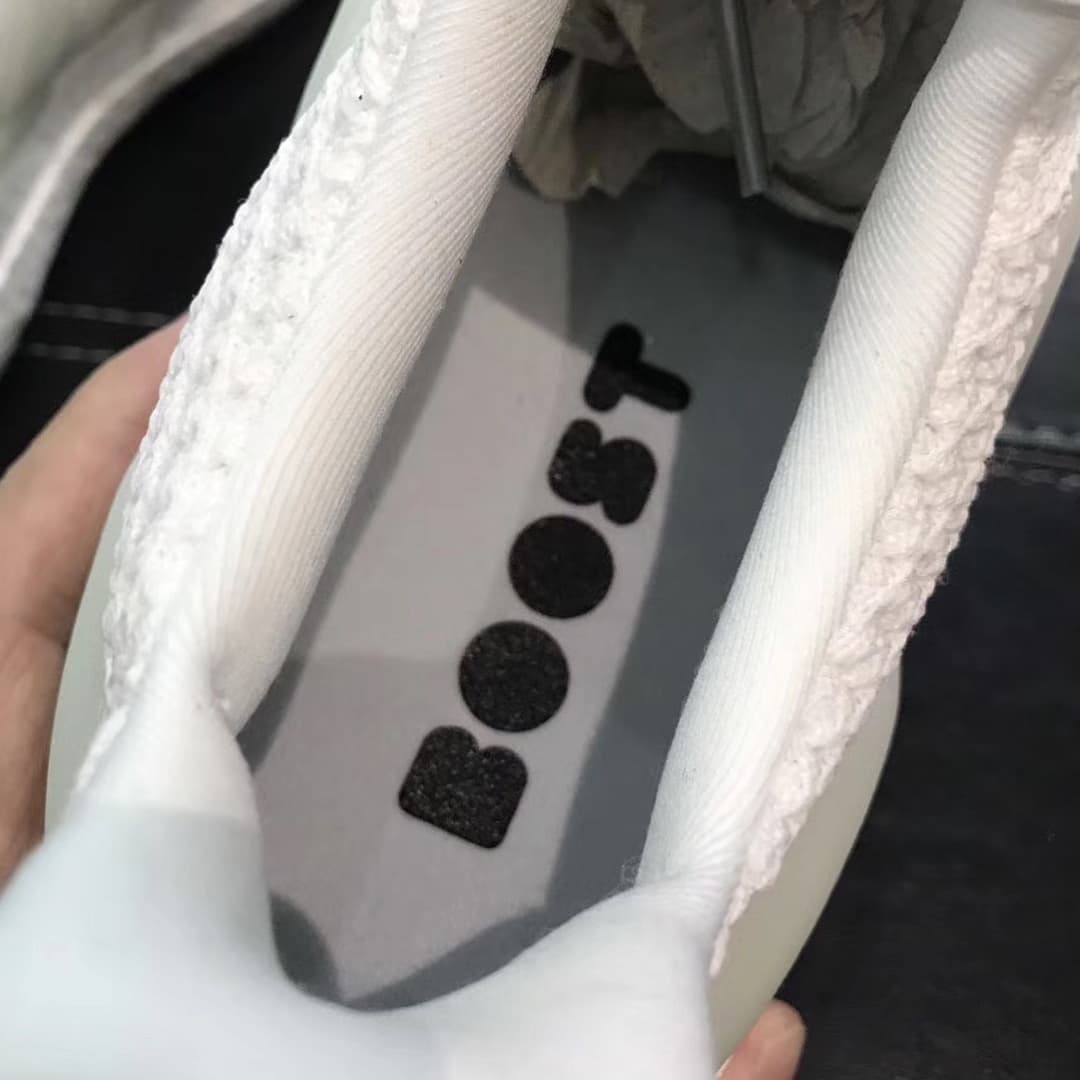 이제는 야밤에도 신발 자랑!!! 샘플로 첫 공개된 울트라 부스트 4.0 글로우 인 더 다크(adidas Ultra Boost 4.0 Glow in the Dark sample) 6