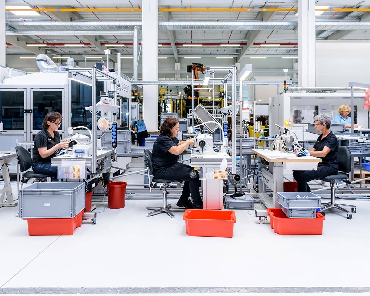 포토그래퍼 앨러스테어 필립 와이퍼가 기록한 아디다스 공장(adidas factory behind scenes by Alastair Philip Wiper) 16