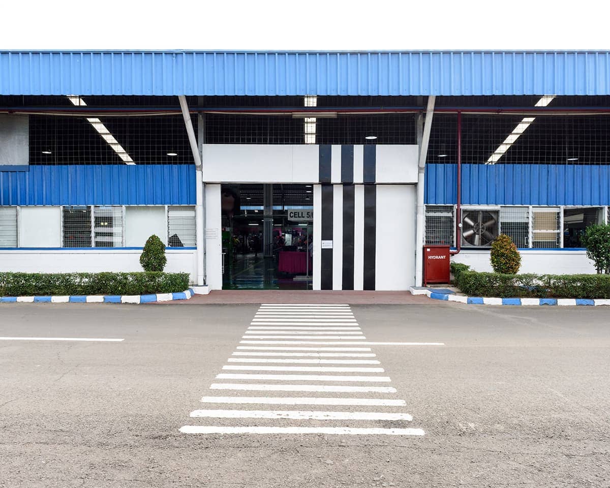 포토그래퍼 앨러스테어 필립 와이퍼가 기록한 아디다스 공장(adidas factory behind scenes by Alastair Philip Wiper) 4