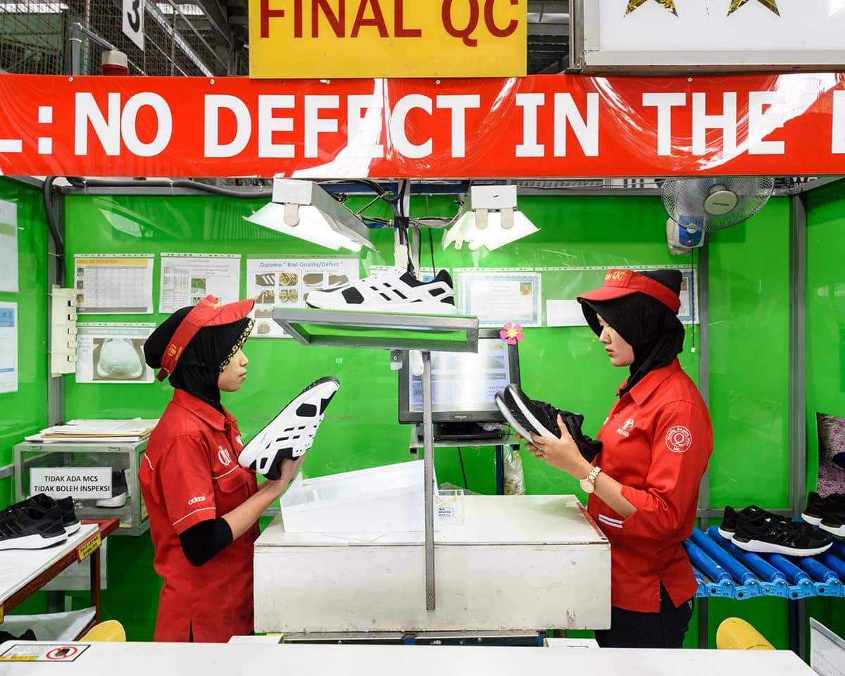 포토그래퍼 앨러스테어 필립 와이퍼가 기록한 아디다스 공장(adidas factory behind scenes by Alastair Philip Wiper) 8