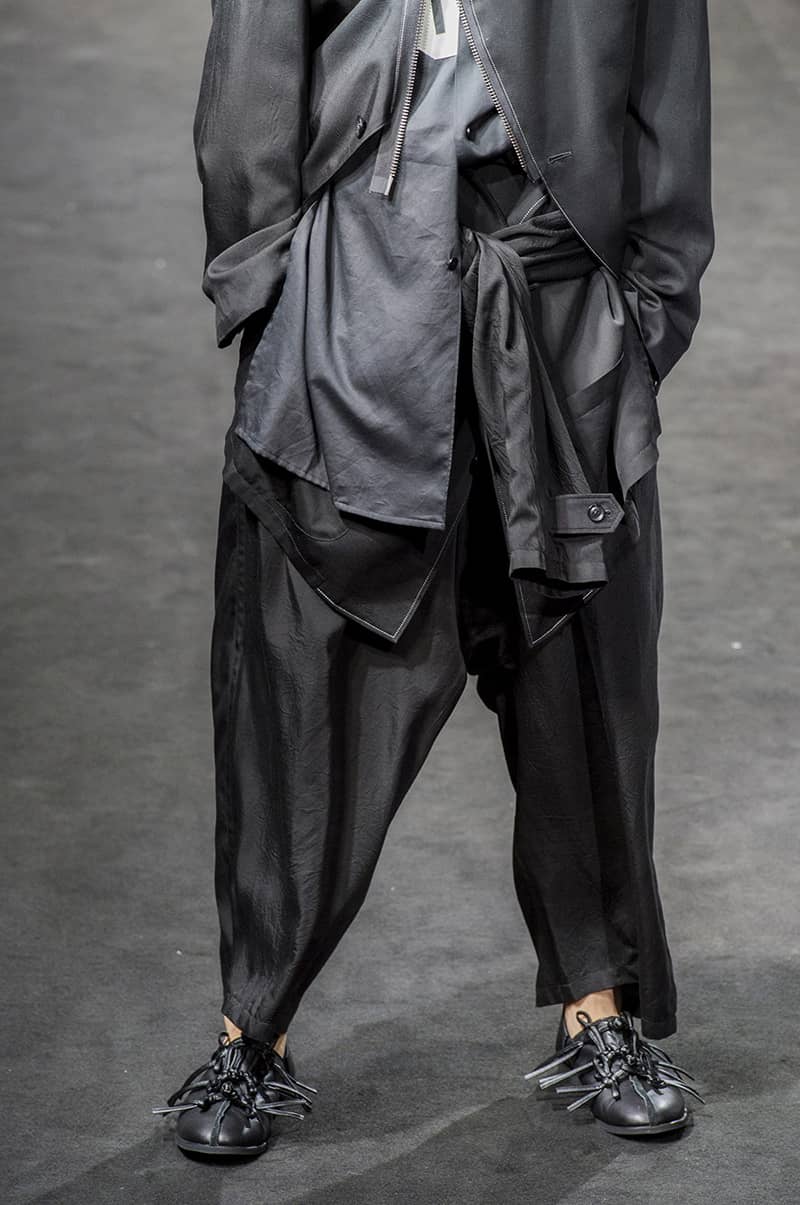 마스터 오브 쉐도우, 요지 야마모토 SS19 남성복 패션쇼 디테일 룩(Yohji Yamamoto SS19 Menswear Fashion Show Detail Look) 15