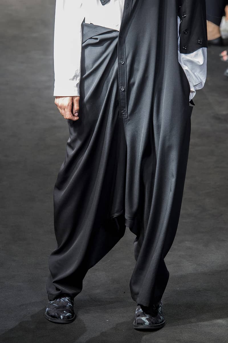 마스터 오브 쉐도우, 요지 야마모토 SS19 남성복 패션쇼 디테일 룩(Yohji Yamamoto SS19 Menswear Fashion Show Detail Look) 17