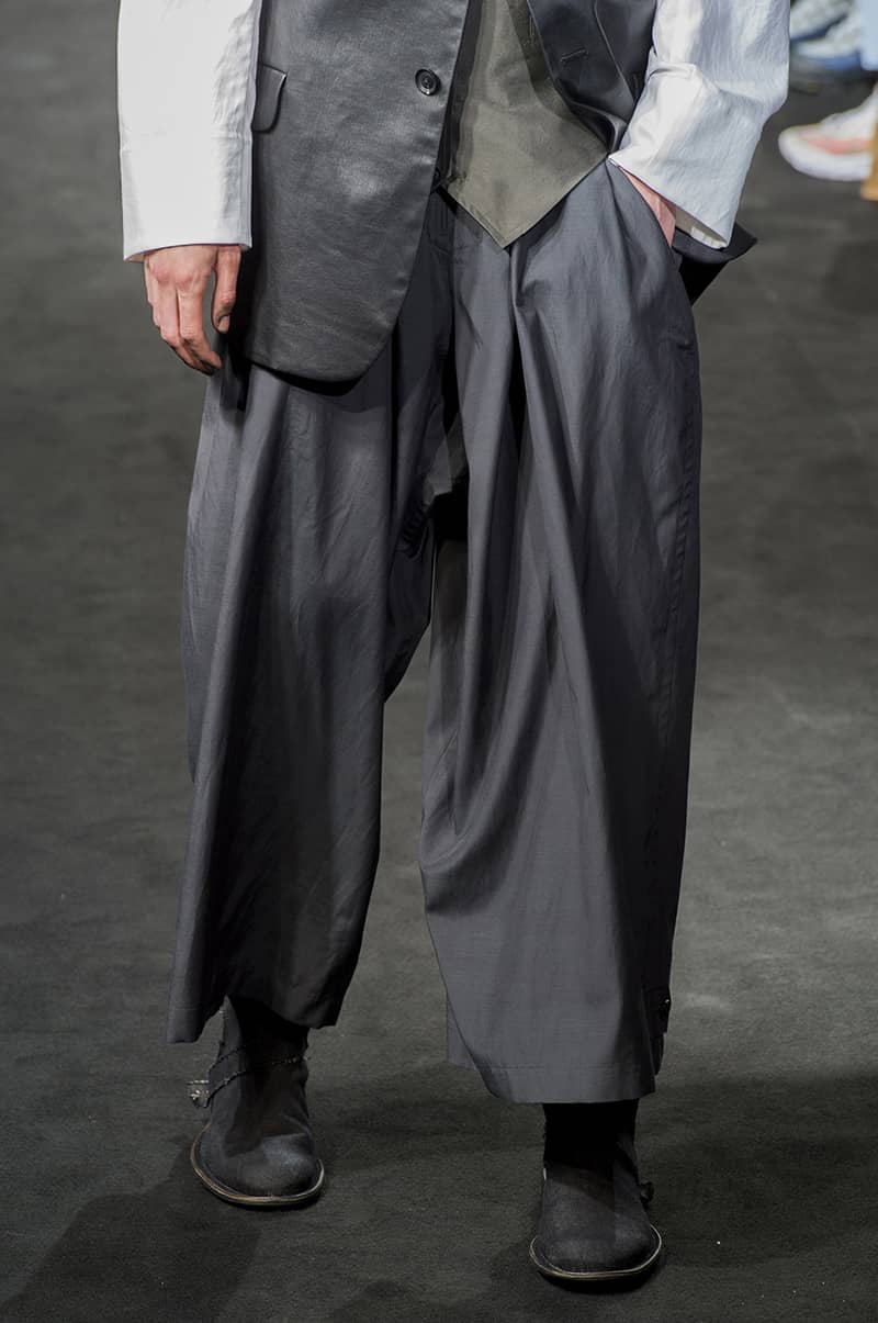 마스터 오브 쉐도우, 요지 야마모토 SS19 남성복 패션쇼 디테일 룩(Yohji Yamamoto SS19 Menswear Fashion Show Detail Look) 18
