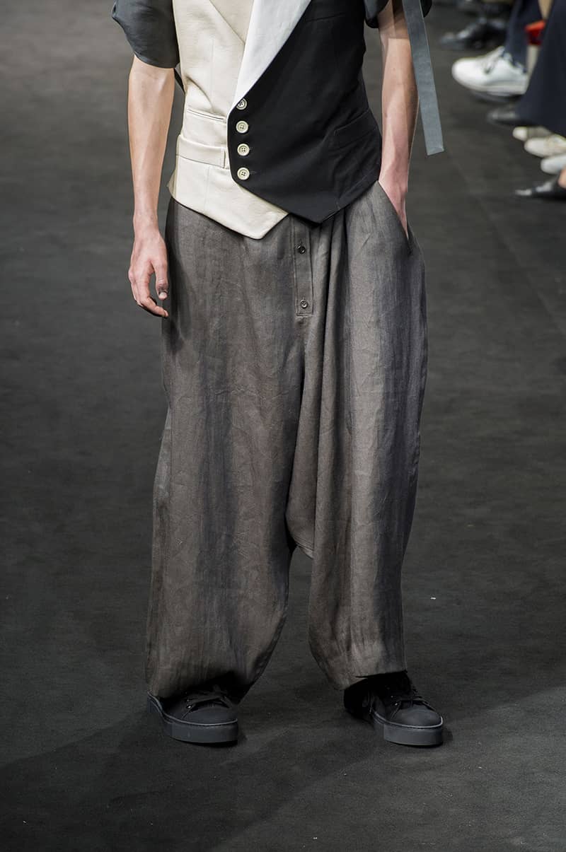 마스터 오브 쉐도우, 요지 야마모토 SS19 남성복 패션쇼 디테일 룩(Yohji Yamamoto SS19 Menswear Fashion Show Detail Look) 43