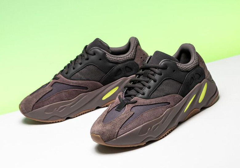 10월 27일 발매될 이지 부스트 700 모브 실사(First Look Yeezy Boost 700 Wave Runner Mauve) 3 First Look Yeezy Boost 700 Wave Runner Mauve-3
