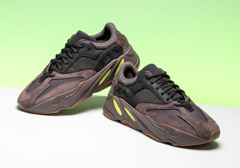 10월 27일 발매될 이지 부스트 700 모브 실사(First Look Yeezy Boost 700 Wave Runner Mauve) 4 First Look Yeezy Boost 700 Wave Runner Mauve-4