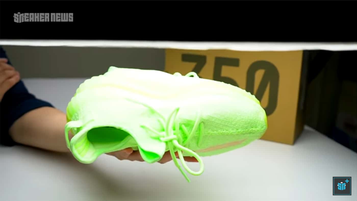 이지 부스트 350 V2 글로우 언박싱(YEEZY Boost 350 V2 Glow Unboxing by Sneakernews)-4