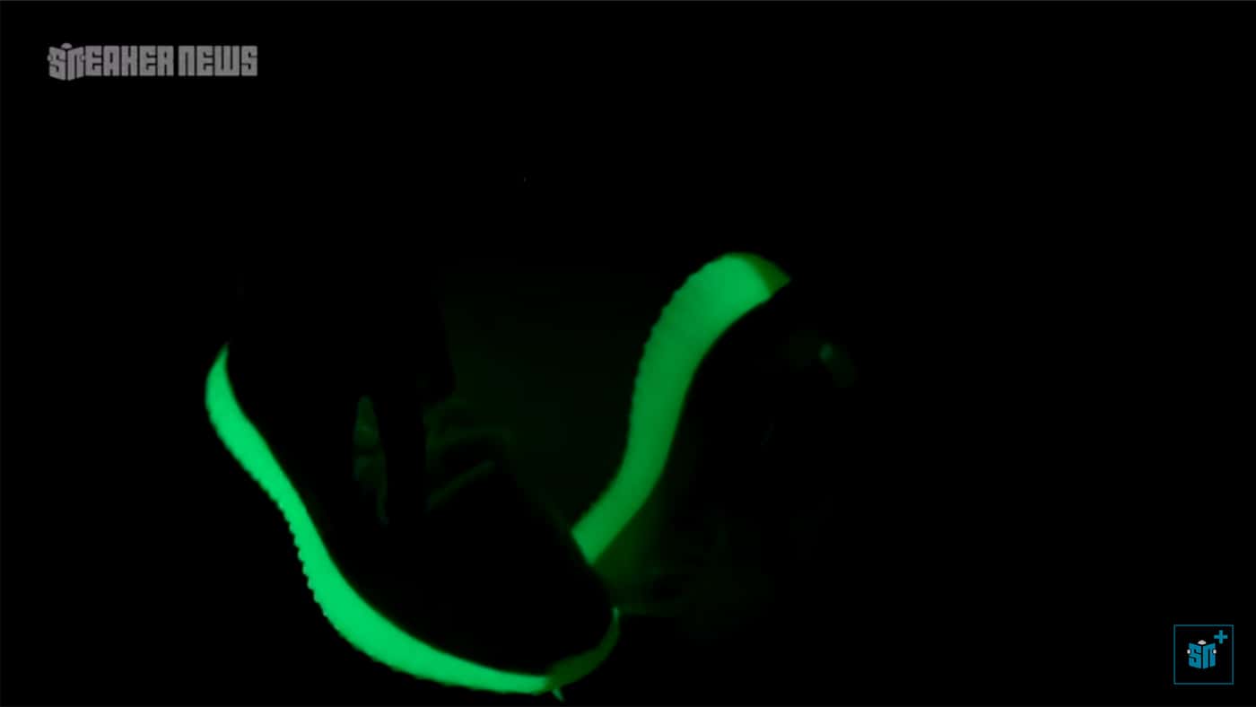 이지 부스트 350 V2 글로우 언박싱(YEEZY Boost 350 V2 Glow Unboxing by Sneakernews)-5