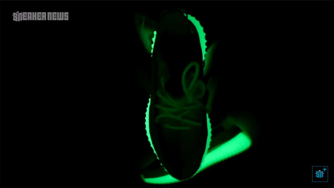 이지 부스트 350 V2 글로우 언박싱(YEEZY Boost 350 V2 Glow Unboxing by Sneakernews)-6