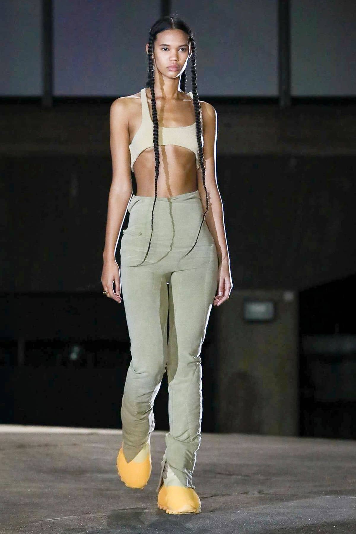 파리패션위크 2020, 칸예 웨스트 이지 시즌 8(Kanye West YEEZY SEASON 8) 2 이지 시즌 8(YEEZY SEASON 8)-2