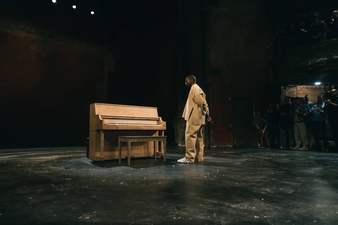 파리패션위크 2020, 칸예 웨스트 이지 시즌 8(Kanye West YEEZY SEASON 8) 21 파리에서 펼쳐진 칸예 웨스트의 선데이 서비스 공연(Kanye West’s Sunday Service to Paris Fashion Week)-1